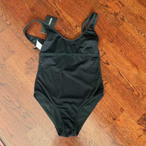 Pretty Little Thing | Black Basic Scoop Swimsuit - Picture 7 of 7